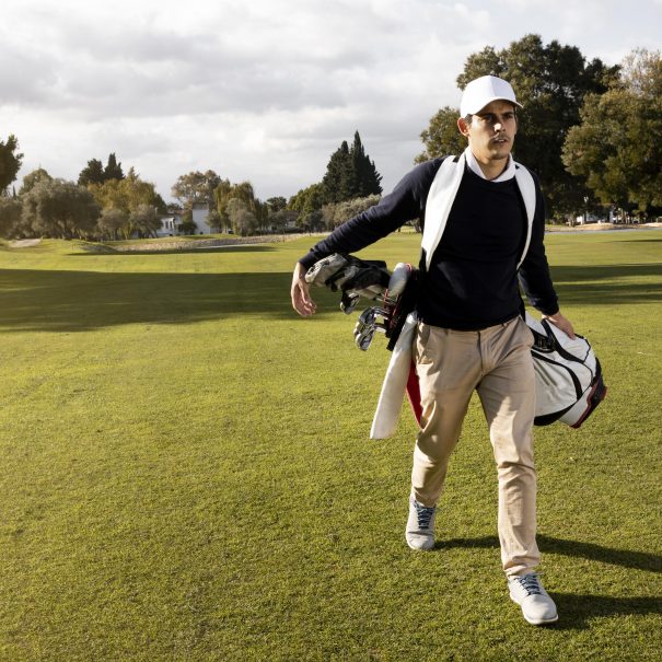 front-view-man-with-golf-clubs-field
